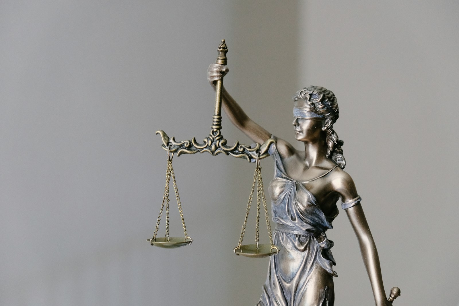 Estatua de la Justicia con la balanza — excarcelación y libertad durante el proceso
